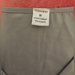 Permanent v-neck bell sleeve blouse